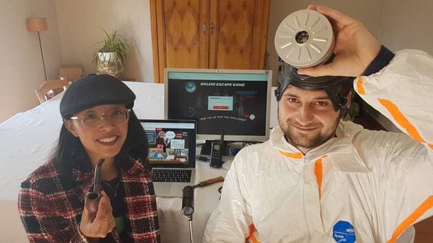 Deux membres de l’équipe, déguisés, pendant l’une des premières sessions en visio.