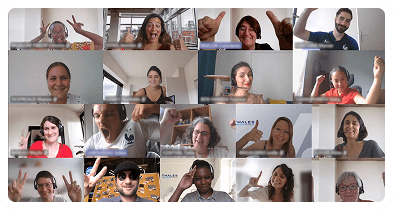 Mosaïque de participants souriants en visioconférence.